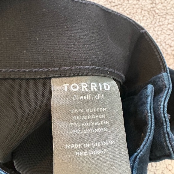 NWT Torrid Crop Bombshell Skinny Premium Stretch - Picture 9 of 10